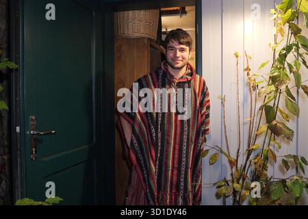 PRODUCTION - 23 October 2025, Lower Saxony, Osnabrück: Music student Vincent Jeremies lives in the smallest student hall of residence in Germany. It was a dream come true for him when he was given a place to live in the dormitory, which measures just 19 square meters. The mini house stands on the foundation walls of a former fortified tower from the 12th century and is centrally located in Osnabrück's city center. Photo: Jörn Hüneke/dpa Stock Photo