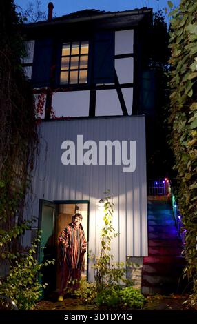 PRODUCTION - 23 October 2025, Lower Saxony, Osnabrück: Music student Vincent Jeremies lives in the smallest student hall of residence in Germany. It was a dream come true for him when he was given a place to live in the dormitory, which measures just 19 square meters. The mini house stands on the foundation walls of a former fortified tower from the 12th century and is centrally located in Osnabrück's city center. Photo: Jörn Hüneke/dpa Stock Photo