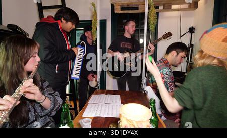 PRODUCTION - 23 October 2025, Lower Saxony, Osnabrück: Music student Vincent Jeremies (2nd from right), who lives in the smallest student hall of residence in Germany, practices with other students and plays the piano. It was a dream come true for him when he was given a place to live in the dormitory, which measures just 19 square meters. The mini house stands on the foundation walls of a former fortified tower from the 12th century and is centrally located in Osnabrück's city center. Photo: Jörn Hüneke/dpa Stock Photo