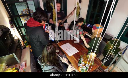 PRODUCTION - 23 October 2025, Lower Saxony, Osnabrück: Music student Vincent Jeremies (2nd from right), who lives in the smallest student hall of residence in Germany, practices with other students and plays the piano. It was a dream come true for him when he was given a place to live in the dormitory, which measures just 19 square meters. The mini house stands on the foundation walls of a former fortified tower from the 12th century and is centrally located in Osnabrück's city center. Photo: Jörn Hüneke/dpa Stock Photo