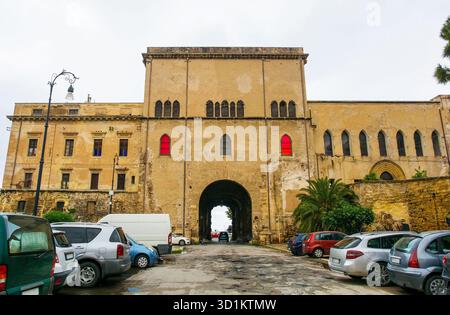 Porta dei Greci in Palermo's historic Kalsa quarter, a monumental 16th century city gate. Rear View. It was 1 of the main entrances to the walled city Stock Photo