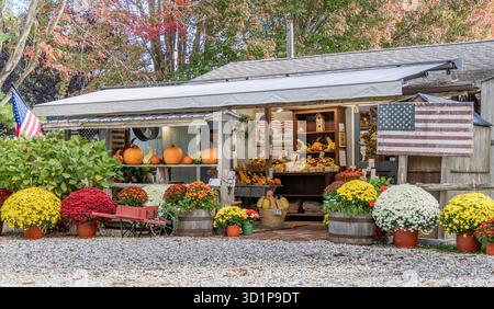 front exterior of round swamp market, bridgehampton, ny Stock Photo - Alamy
