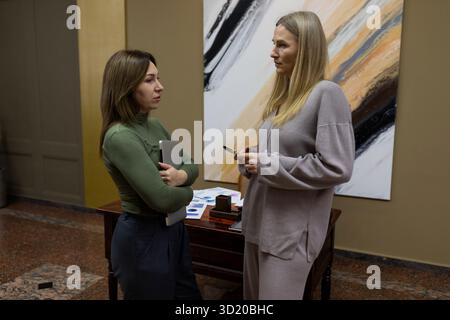 Conversation between two women in a modern office setting during a business meeting Stock Photo