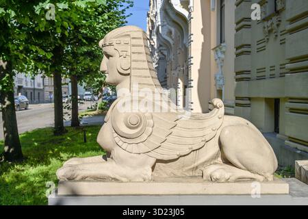 Sphinx vor dem Eingang zu Alberat iela 2a , Jugendstil-Wohnhaus, Jugendstilviertel, Alberta Straße, Altstadt, Riga, Lettland Stock Photo
