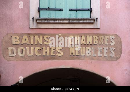 Vintage or Old Painted Wall Advert, Advertisement or Publicity for Former Hotel in the Old Town L'Isle-sur-la-Sorgue Vaucluse Provence France Stock Photo