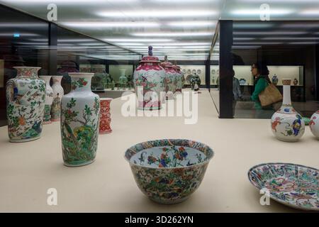 Visitors observe a collection of intricately decorated Chinese porcelain vases and bowls in the Calouste Gulbenkian Museum in Lisbon, Portugal Stock Photo