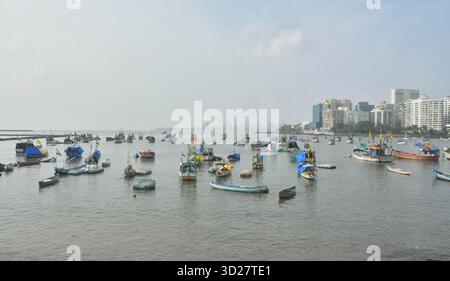 India. 30th Oct, 2025. MUMBAI, INDIA - OCTOBER 30: Fishing boats anchored at Badhwar Park Jetty after the Indian Meteorological Department (IMD) has issued a weather alert on October 30, 2025 in Mumbai, India. Water transport services and fishing in sea operation have been suspended due to bad weather and rain forecast as a precautionary measure following forecasts of gusty winds and potential thunderstorms linked to the impact of Cyclone Montha. (Photo by Bhushan Koyande/Hindustan Times/Sipa USA) Credit: Sipa USA/Ģ����ý Live News Stock Photo