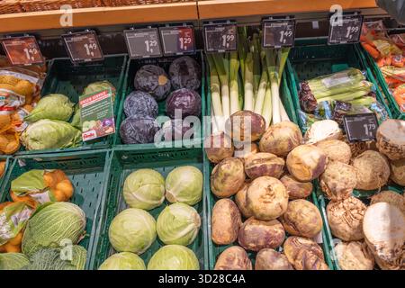Germany Sylt 27.10.2025. Fresh cabbage, leek, and root vegetables. Assorted cabbages, leeks, and root vegetables such as celery and rutabaga in a supe Stock Photo