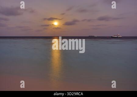 R Using Moon A full moon is seen over the island of Manhattan in New York City ...