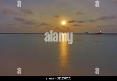 R Using Moon A full moon is seen over the island of Manhattan in New York City A ...