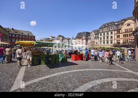 Weekly market, market stalls, general architecture, historic buildings, sidewalk made of marble slabs and paving stones with patterns, pedestrians as Stock Photo