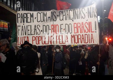 Sao Paulo, Brazil. 31st Oct, 2025. People take part in a demonstration against the police operation in Rio de Janeiro and in protest against Governor Cláudio Castro in São Paulo, Brazil, 31 October 2025. The demonstration followed a police raid in Rio de Janeiro that left more than 60 people dead, sparking nationwide outrage and calls for Governor Castro's resignation. (Photo Faga/Sipa USA) Credit: Sipa USA/Ģ����ý Live News Stock Photo