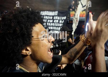 Sao Paulo, Brazil. 31st Oct, 2025. People take part in a demonstration against the police operation in Rio de Janeiro and in protest against Governor Cláudio Castro in São Paulo, Brazil, 31 October 2025. The demonstration followed a police raid in Rio de Janeiro that left more than 60 people dead, sparking nationwide outrage and calls for Governor Castro's resignation. (Photo Faga/Sipa USA) Credit: Sipa USA/Ģ����ý Live News Stock Photo