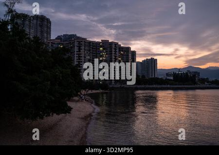 Hong Kong, Hong Kong. 02nd Nov, 2025. A general view showing the sunset on beach on November 2, 2025 in Hong Kong. (Photo by Vernon Yuen/Nexpher Images/Sipa USA) Credit: Sipa USA/Alamy Live News Stock Photo