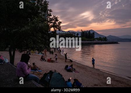 Hong Kong, Hong Kong. 02nd Nov, 2025. People watching the sunset on beach on November 2, 2025 in Hong Kong. (Photo by Vernon Yuen/Nexpher Images/Sipa USA) Credit: Sipa USA/Alamy Live News Stock Photo