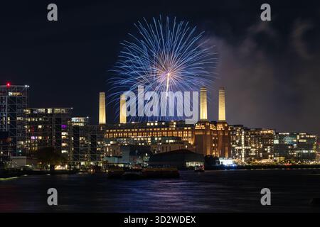Pretty blue fireworks from Battersea Park over Battersea Power Station Stock Photo