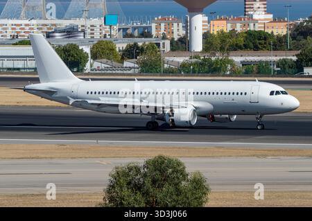 Avión de línea aterrizando Stock Photo