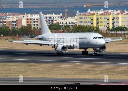 Avión de línea aterrizando Stock Photo