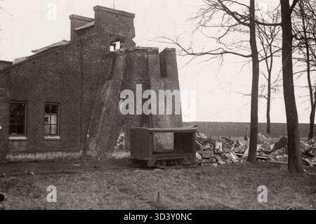 A single wall stands upright after an explosion at a gunpowder factory in Muiden, Netherlands, in 1924. The photo shows the partial destruction of the building. Muiden, Netherlands, 1924. Stock Photo