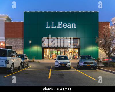 New Hartford, NY - Nov 2, 2025: L.L.Bean store illuminated at night, featuring branded signage, outdoor lifestyle displays, and modern retail architec Stock Photo