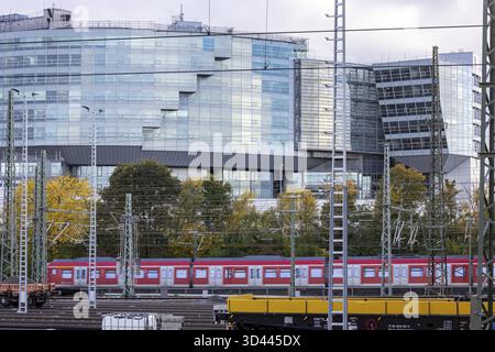 Modern architecture of the Mercedes-Benz Van Technology Center (VTC), in front of it an S-Bahn and rail tracks. Stuttgart, Baden-Wuerttemberg, Germany Stock Photo