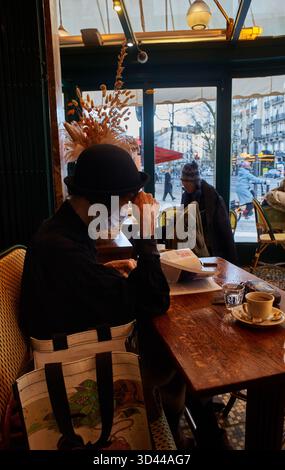 Quiet moment in a Paris street cafe with people enjoying the ambiance and each other's company. Montparnasse,  "Le Select" cafe, Paris, France Stock Photo