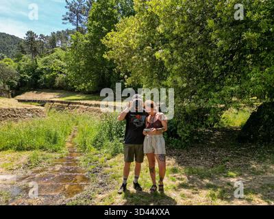 Couple Using Drone and Camera for Travel Photography near Lucca, Tuscany, Italy — two people creating outdoor content in a scenic Tuscan landscape sur Stock Photo