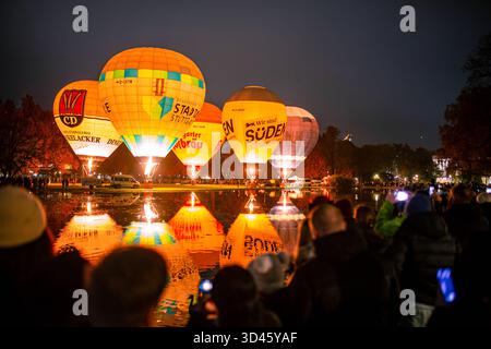 Ballonglühen am Eckensee in Stuttgart: Im Rahmen der Veranstaltung Stuttgart leuchtet inszenierte die Ballonsportgruppe Stuttgart ein spektakuläres Lichterspiel mit mehreren Heißluftballonen. Höhepunkt war die Taufe des neuen Wir sind Süden-Ballons der Tourismus Marketing GmbH Baden-Württemberg vor der Kulisse des illuminierten Schlossgartens. *** Balloon glow at Eckensee in Stuttgart As part of the Stuttgart leuchtet event, the Stuttgart ballooning group staged a spectacular light show with several hot-air balloons The highlight was the christening of the new Wir sind Süden balloon from Touri Stock Photo