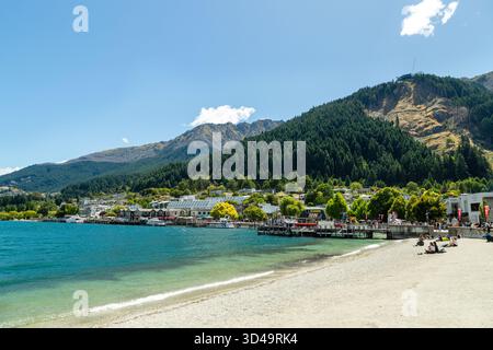 QUEENSTOWN lake wakatipu waterfront lakeside NEW ZEALAND SOUTH ISLAND ...