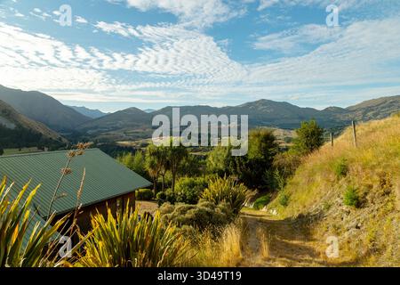 A wooden cabin set in a rural location on Hansen Road near Queenstown, New Zealand Stock Photo