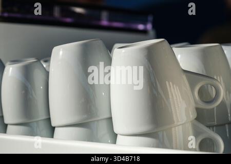 Se faire un café est un art qui nécessite des grains de qualité venus de différentes parties du monde mais aussi le matériel adéquat (bouillooire, mou Stock Photo