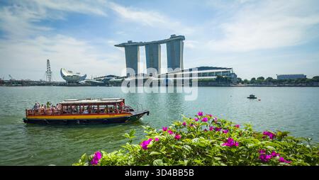 Singapore, Feb 4th 2024, view of a Singapore River Bumboat in Marina Bay Stock Photo