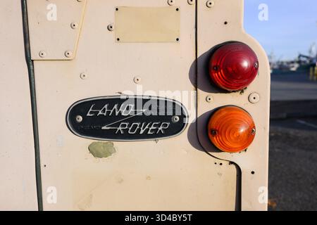 Range Rover Classic Rear Tag Land Rover badge logo rear Stock Photo - Alamy
