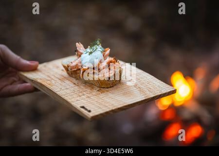 Flammlachs am offenen Feuer beliebte Spezialität in der Winter- und Weihnachtszeit Bad Zwischenahn, Deutschland, 08.11.2025: Flammlachs wird tradition Stock Photo