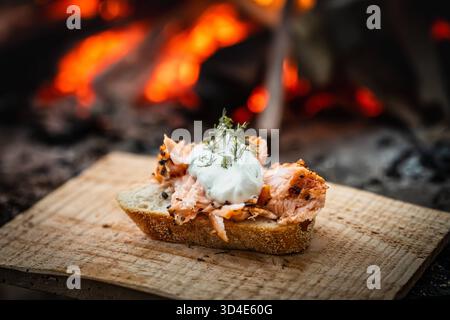 Flammlachs am offenen Feuer beliebte Spezialität in der Winter- und Weihnachtszeit Bad Zwischenahn, Deutschland, 08.11.2025: Flammlachs wird tradition Stock Photo