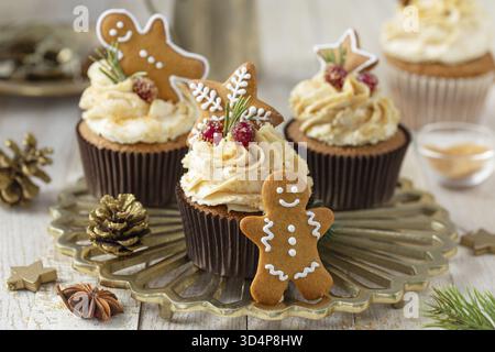 Food, Christmas cupcakes with gingerbread cookies, Festive Christmas and New Year baking idea for holidays Stock Photo