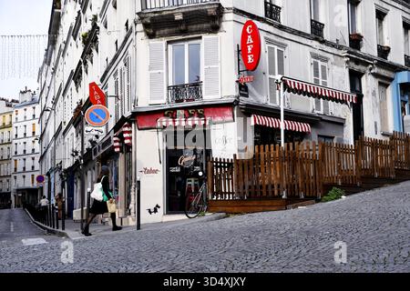 tobacco town paris ar Tobacco shop - Montmartre - Paris - France Stock Photo