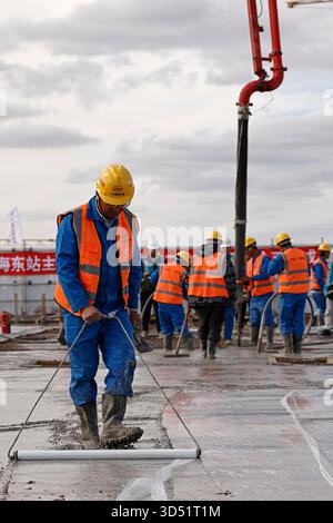 Shanghai,China.11th November 2025. Workers conduct pouring operations at the construction site of Shanghai East Railway Station on November 11, 2025 in Shanghai, China. Shanghai East Railway Station reached a significant milestone on November 11 with the topping out of its concrete structure. The station is scheduled to be operational in July 2027. Credit: Yin Liqin/China News Service/Ģ����ý Live News Stock Photo