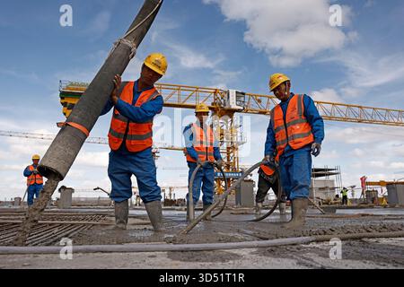 Shanghai,China.11th November 2025. Workers conduct pouring operations at the construction site of Shanghai East Railway Station on November 11, 2025 in Shanghai, China. Shanghai East Railway Station reached a significant milestone on November 11 with the topping out of its concrete structure. The station is scheduled to be operational in July 2027. Credit: Yin Liqin/China News Service/Ģ����ý Live News Stock Photo