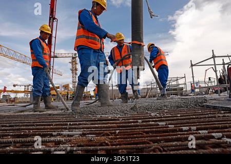 Shanghai,China.11th November 2025. Workers conduct pouring operations at the construction site of Shanghai East Railway Station on November 11, 2025 in Shanghai, China. Shanghai East Railway Station reached a significant milestone on November 11 with the topping out of its concrete structure. The station is scheduled to be operational in July 2027. Credit: Yin Liqin/China News Service/Ģ����ý Live News Stock Photo