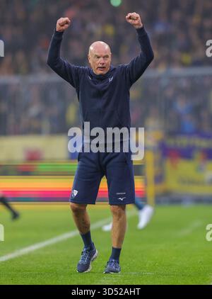 Uwe Rösler (Coach [coach] VfL Bochum) discusses with referee [referee ...