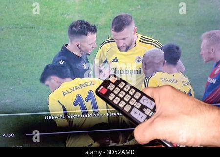 Stockbilder 11/2025 Fussballspiel im TV mit Fernbedienung *** Stock photos 11 2025 Soccer game on TV with remote control Copyright: xLobeca/RalfxHomburgx Stock Photo
