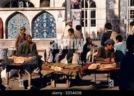 Street traders selling traditional naan flat bread in the early morning, Kabul, Afghanistan, August 1992. Stock Photo