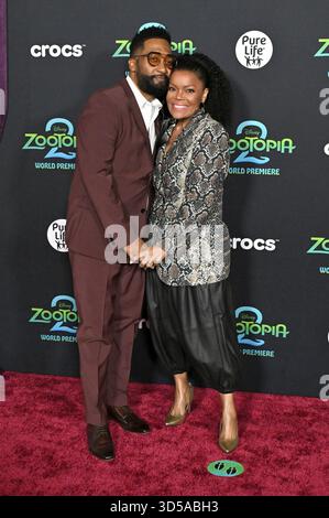 Anthony Davis and Yvette Nicole Brown arriving to the 39th Annual