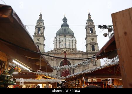 St. Stephen’s Basilica framed by the decorations of Advent Bazilika Christmas market in Budapest, Hungary Stock Photo