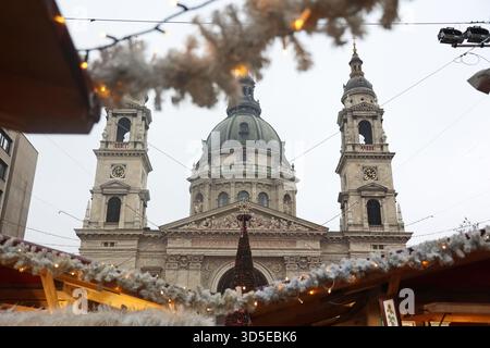 St. Stephen’s Basilica framed by the decorations of Advent Bazilika Christmas market in Budapest, Hungary Stock Photo