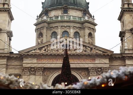 St. Stephen’s Basilica framed by the decorations of Advent Bazilika Christmas market in Budapest, Hungary Stock Photo