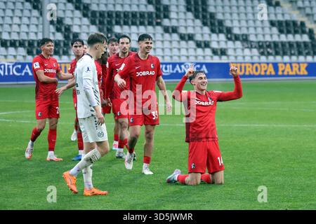 Jack James (SC Freiburg II) bejubelt seinen Treffer zum 2:2 waehrend ...