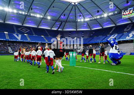Hamburg, Deutschland. 16th Nov, 2025. Einlauf der Mannschaften GER, Hamburger SV vs. Bayer 04 Leverkusen, Frauen, Fussball, DFB-Pokal, Achtelfinale, Saison 2025/2026, 16.11.2025 Foto: Eibner-Pressefoto/Marcel von Fehrn Credit: dpa/Alamy Live News Stock Photo