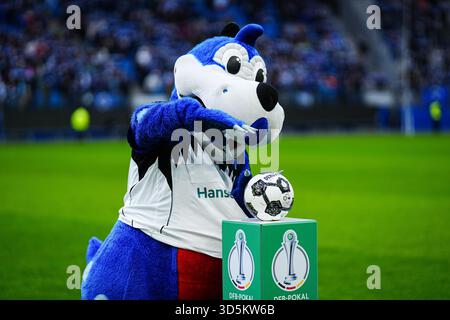 Hamburg, Deutschland. 16th Nov, 2025. Dino Hermann (Hamburger SV, Maskottchen) GER, Hamburger SV vs. Bayer 04 Leverkusen, Frauen, Fussball, DFB-Pokal, Achtelfinale, Saison 2025/2026, 16.11.2025 Foto: Eibner-Pressefoto/Marcel von Fehrn Credit: dpa/Alamy Live News Stock Photo